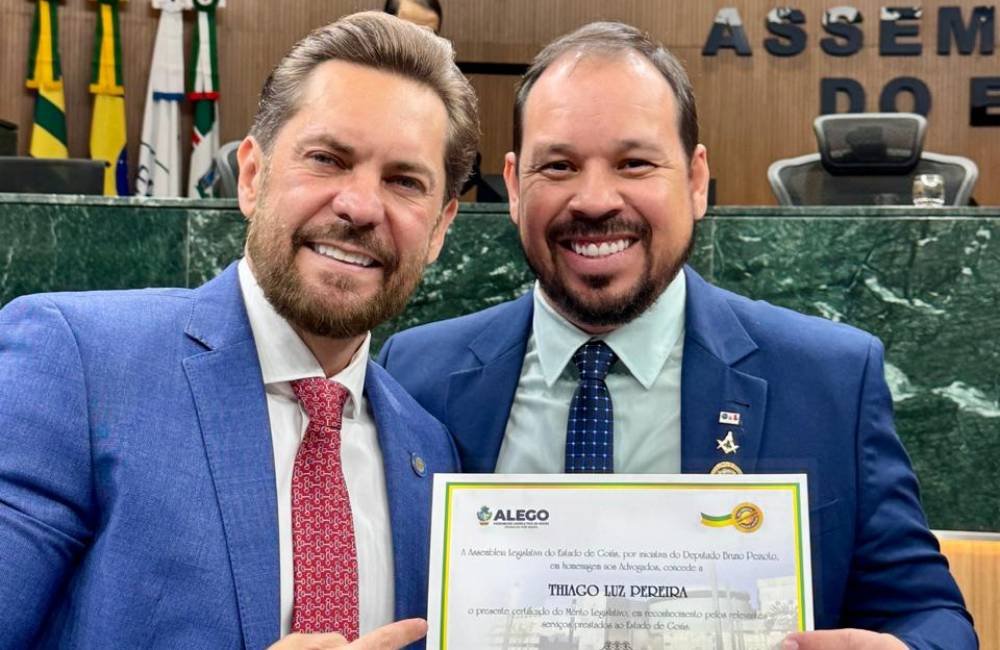 Advogado jataiense Thiago Luz Pereira recebe o Certificado do Mérito Legislativo da Assembleia Legislativa de Goiás