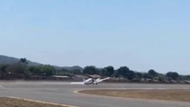 VÍDEO | Avião com deputado faz pouso de emergência em Aragarças após falha no trem de pouso