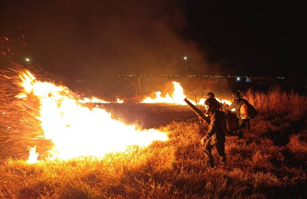 Bombeiros combatem incêndio em lote baldio no bairro Reserva do Parque