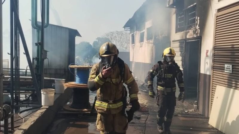 Bombeiros controlam incêndio em depósito de líquidos inflamáveis às margens da GO-070, em Goiânia