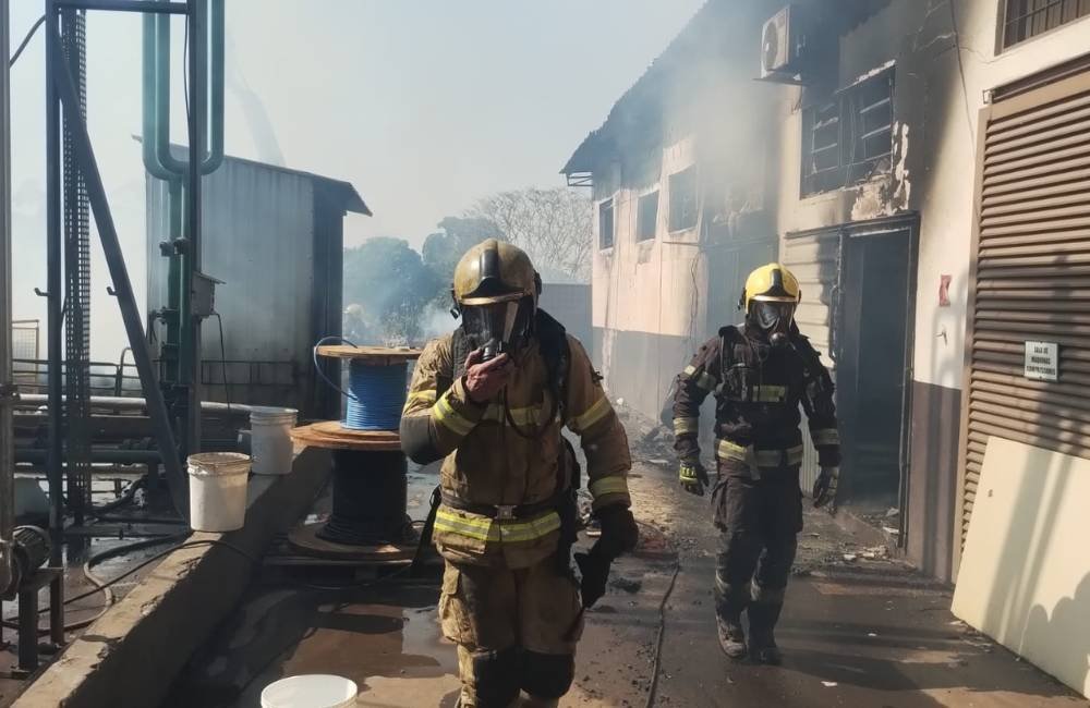 Bombeiros controlam incêndio em depósito de líquidos inflamáveis às margens da GO-070, em Goiânia