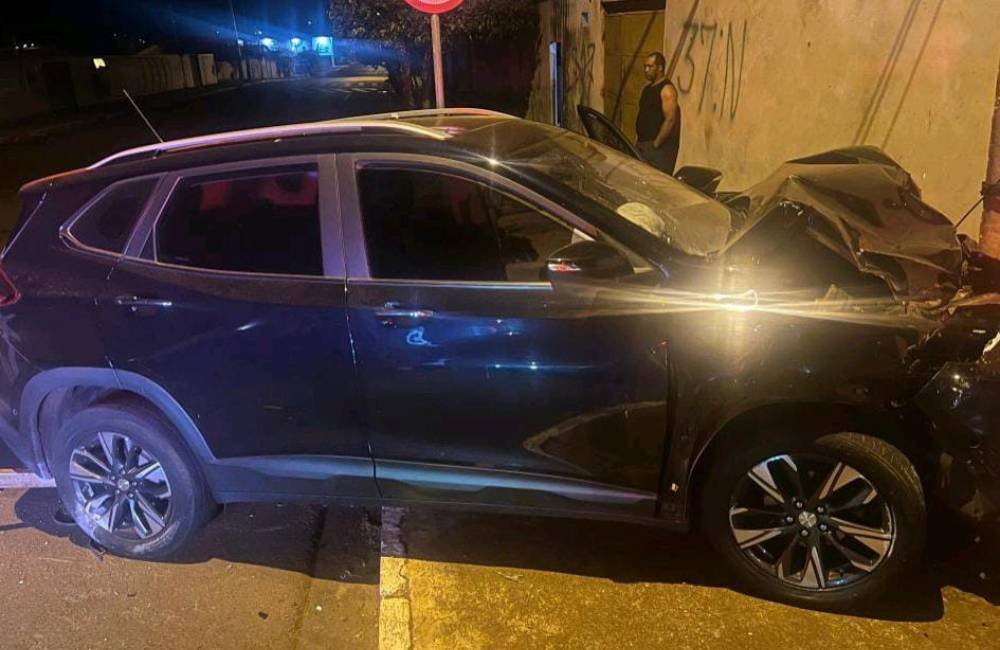 VÍDEO | Câmeras flagram acidente em Jataí: motorista bate em carro estacionado, derruba poste e foge após confusão