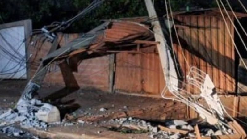 Caminhão perde controle e colide com postes em Jataí; acidente não deixa feridos