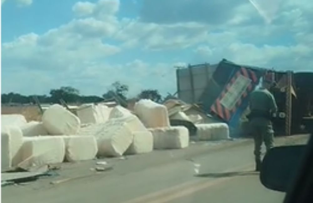 Carreta tomba em trevo de Caiapônia e interdita saída para Goiânia