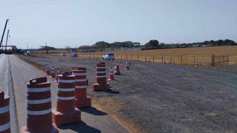 Desvio temporário é implantado na BR-060 em Santo Antônio da Barra para retirada de passarela danificada