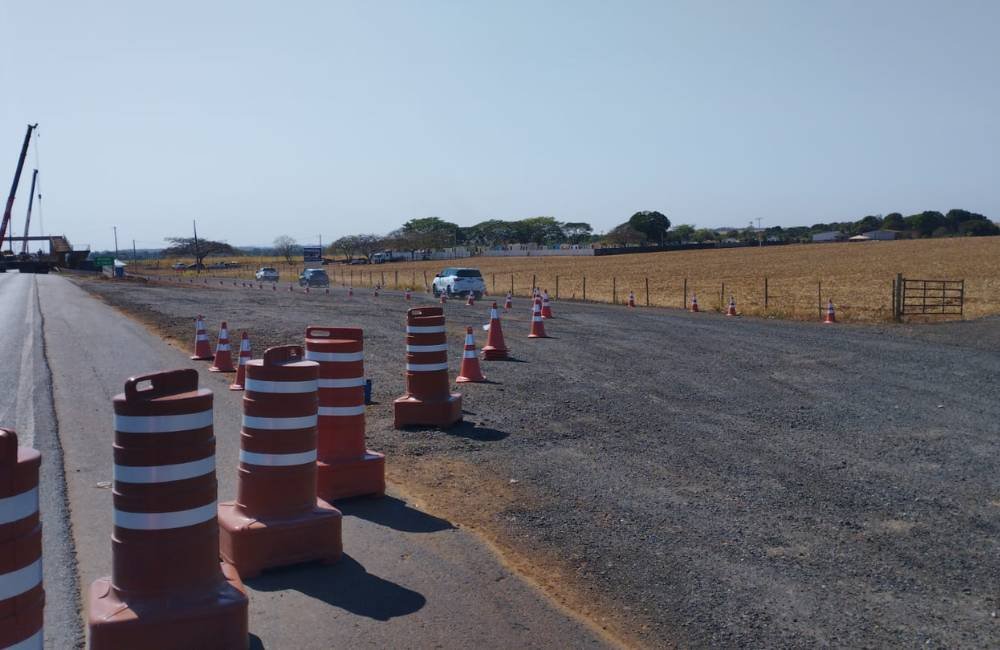 Desvio temporário é implantado na BR-060 em Santo Antônio da Barra para retirada de passarela danificada