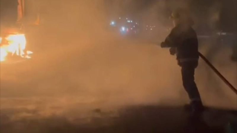 VÍDEO | Incêndio atinge carreta carregada de calcário na BR-060 em Jataí