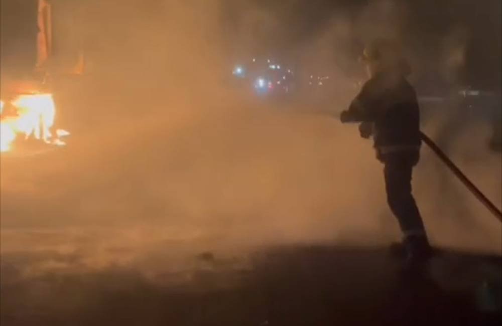 VÍDEO | Incêndio atinge carreta carregada de calcário na BR-060 em Jataí