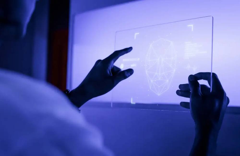Inteligência artificial ameaça aprendizado da escrita, alerta escritor Sérgio Rodrigues