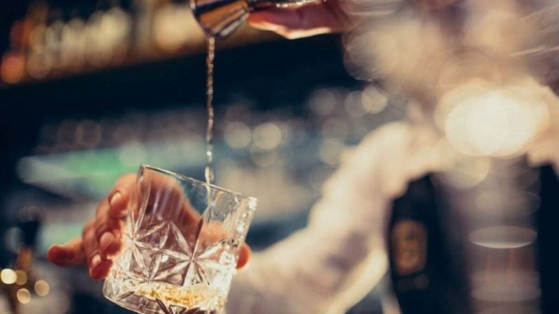 Jovens ficam cegos após consumirem bebidas adulteradas com metanol