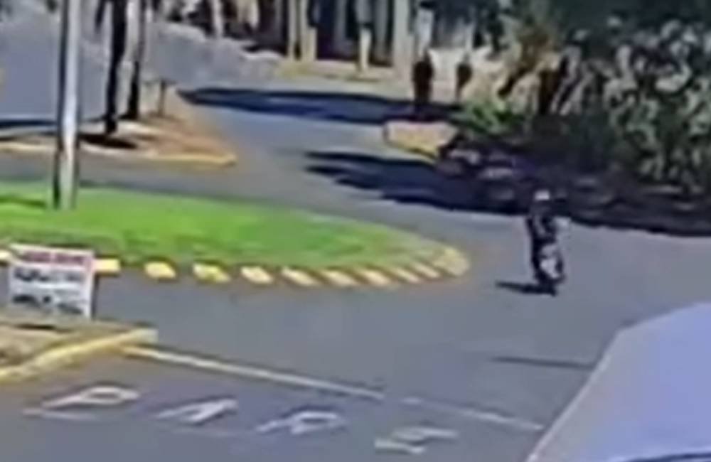 VÍDEO| Motociclista é arremessado após colidir com carro em rotatória de Jataí