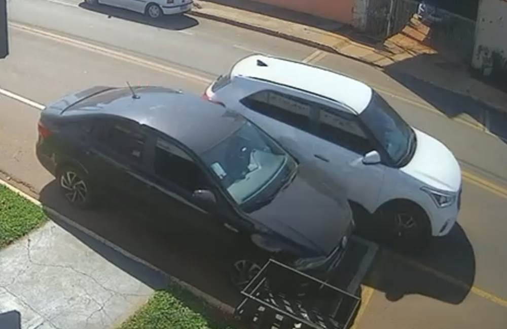 VÍDEO | Motorista foge após bater em carro estacionado no Setor Planalto em Jataí