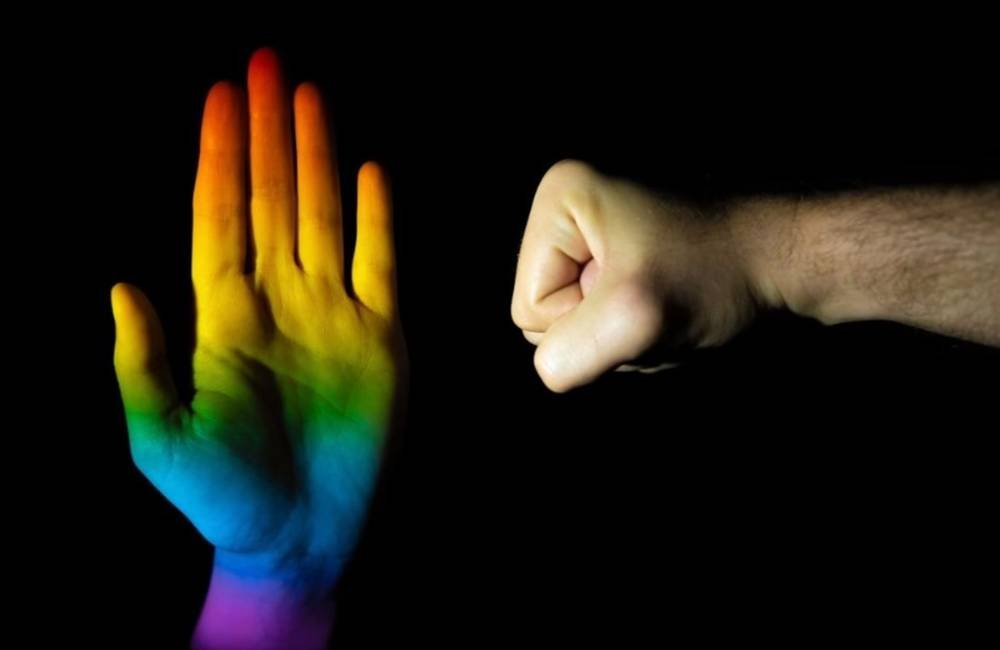 Mulher é condenada por homofobia após chamar colega de trabalho de “viadinho”