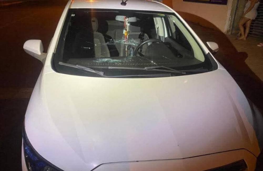 VÍDEO| Mulher usa barra de ferro para atacar delegacia e carros em Jataí e acaba presa pela PM