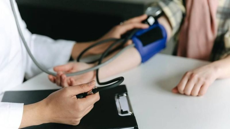 Nova diretriz brasileira classifica pressão 12 por 8 como pré-hipertensão