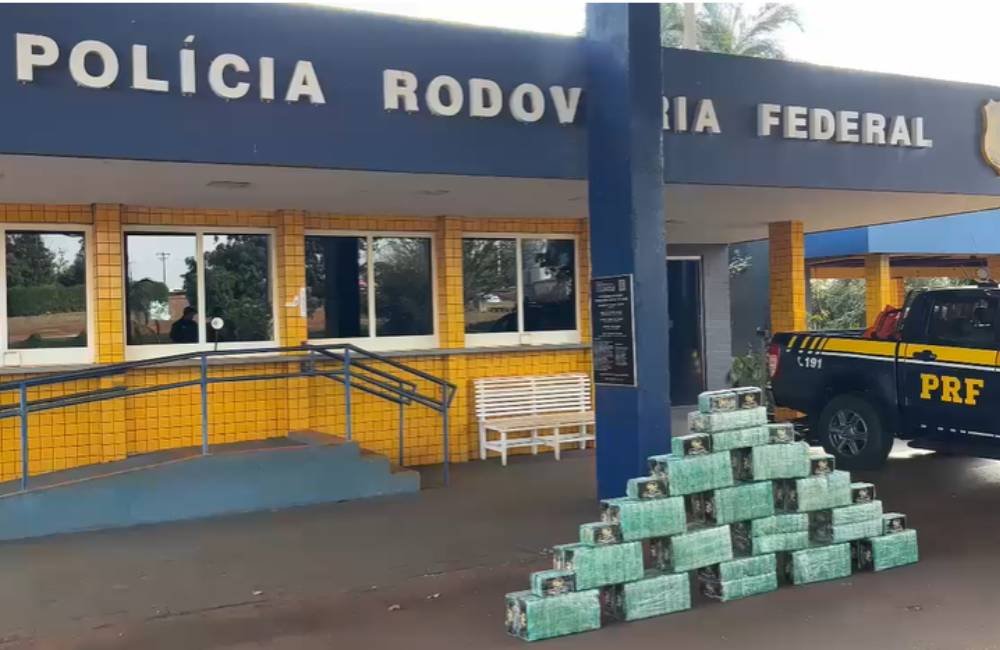 PRF apreende 330 kg de cocaína em dois caminhões que seguiam de MT para MG em Jataí