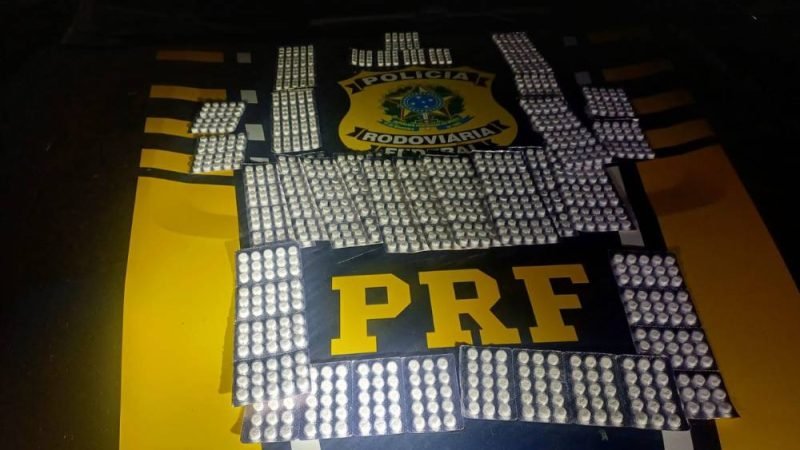 PRF flagra caminhoneiro com 1.400 comprimidos de “rebite” escondidos na carga em Goiás