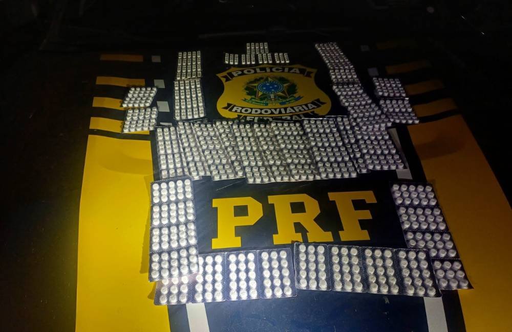 PRF flagra caminhoneiro com 1.400 comprimidos de “rebite” escondidos na carga em Goiás