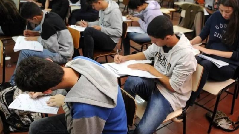 Só 1 em cada 10 alunos do Ensino Médio em Goiás aprende o básico em Português e Matemática