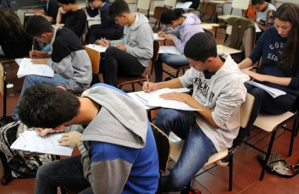 Só 1 em cada 10 alunos do Ensino Médio em Goiás aprende o básico em Português e Matemática