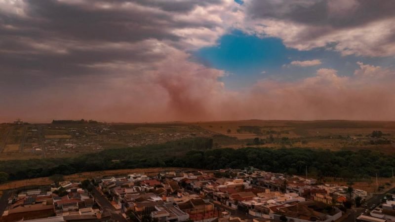 Tempestade de poeira em Jataí escurece o céu