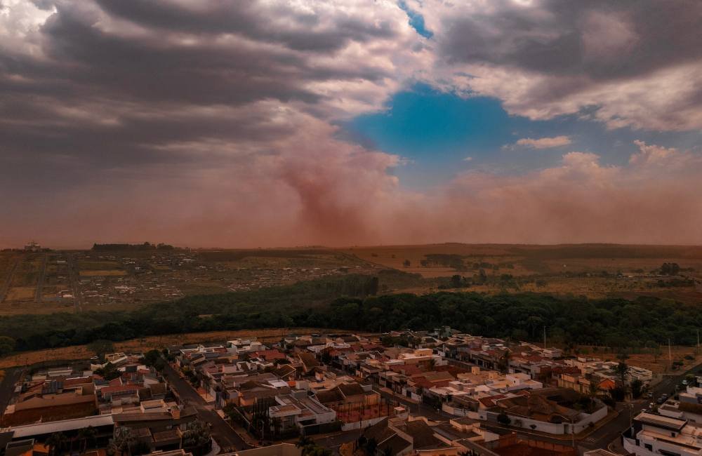 Tempestade de poeira em Jataí escurece o céu