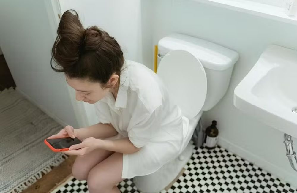 Uso de celular no banheiro está associado a um risco 46% maior de hemorroidas, alerta estudo