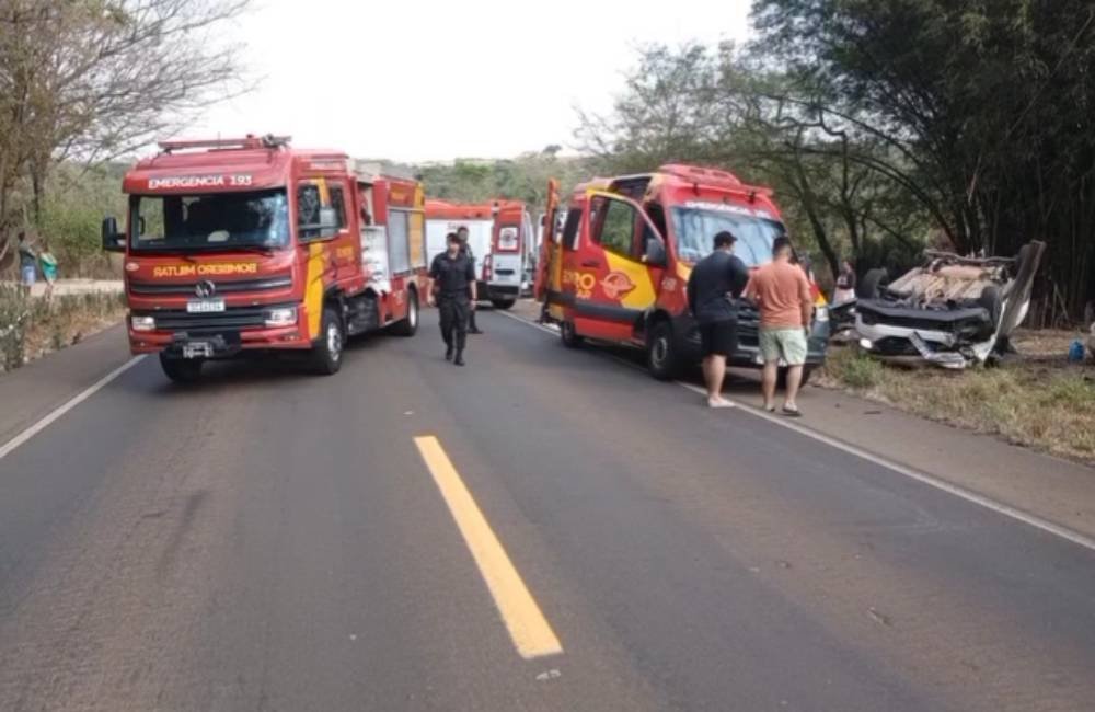 VÍDEO| Acidente na BR-364 em Mineiros mobiliza bombeiros e deixa três vítimas