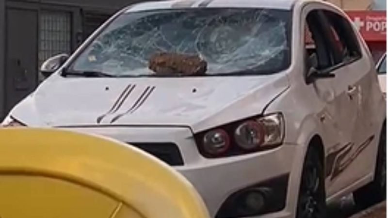 VÍDEO| Discussão entre casal termina em agressões e veículo danificado em Jataí