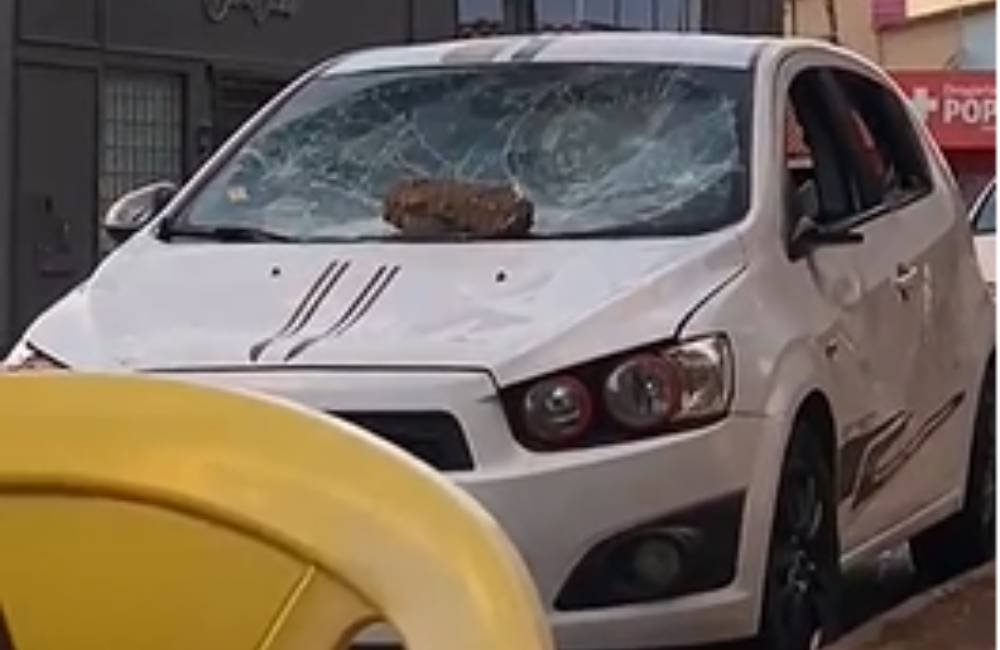 VÍDEO| Discussão entre casal termina em agressões e veículo danificado em Jataí
