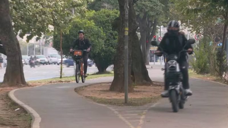 A partir de 2026, ciclomotores exigirão placa, capacete e habilitação no Brasil