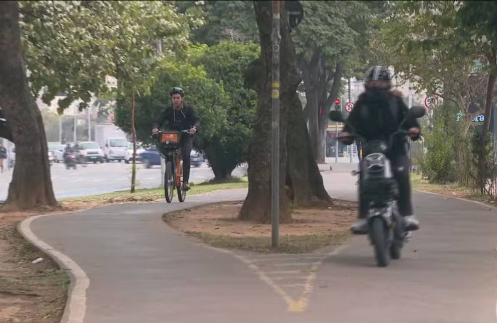 A partir de 2026, ciclomotores exigirão placa, capacete e habilitação no Brasil