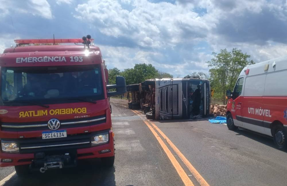 Acidente na GO-341 deixa motorista preso às ferragens próximo à Ponte da Capivara
