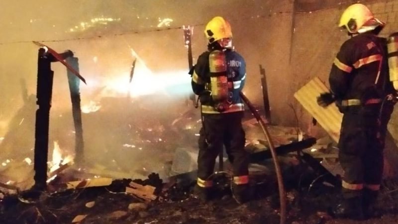 VÍDEO: Barraco pega fogo em Jataí e ação dos bombeiros evita tragédia