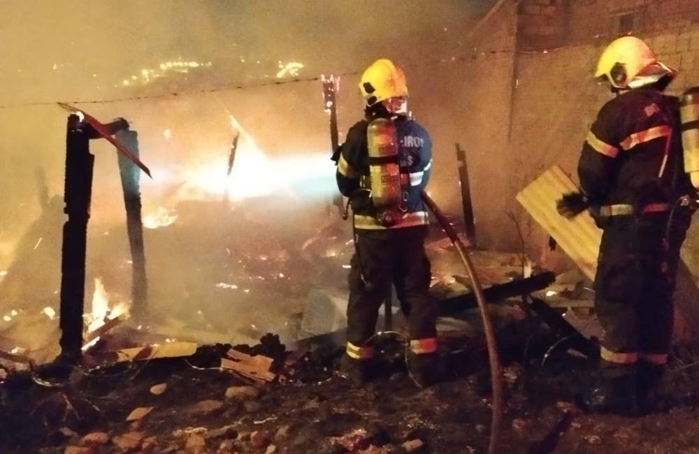 VÍDEO: Barraco pega fogo em Jataí e ação dos bombeiros evita tragédia