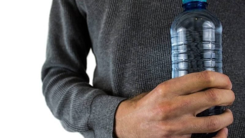 Beber água engarrafada todos os dias pode ser mais perigoso do que você imagina, alerta estudo