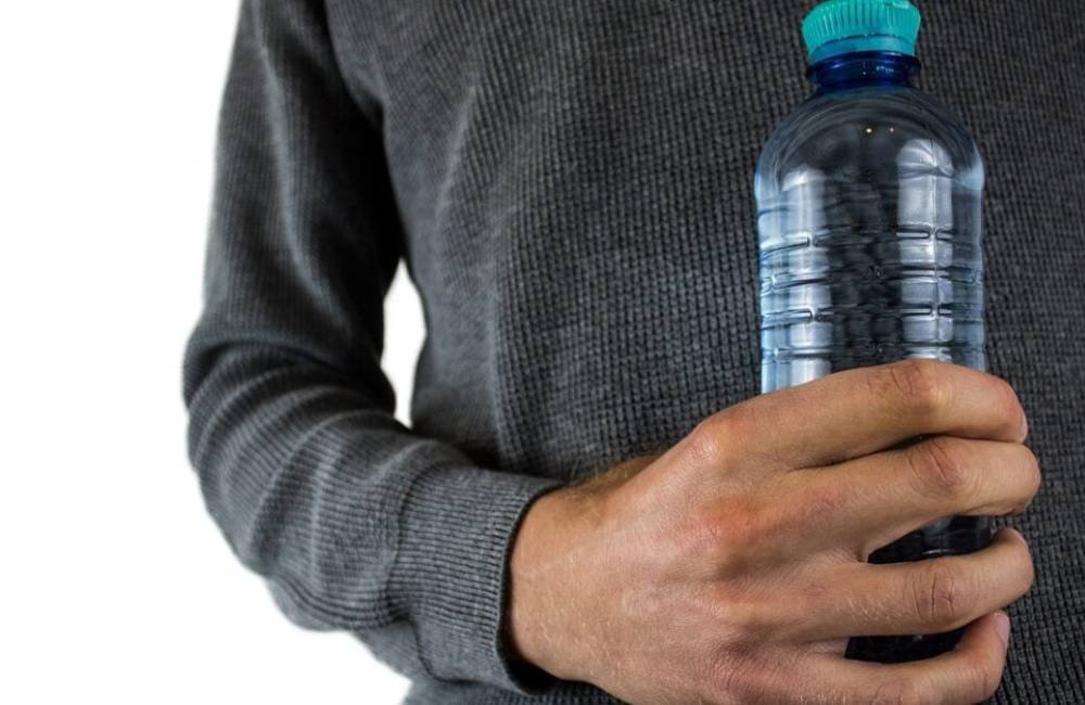 Beber água engarrafada todos os dias pode ser mais perigoso do que você imagina, alerta estudo