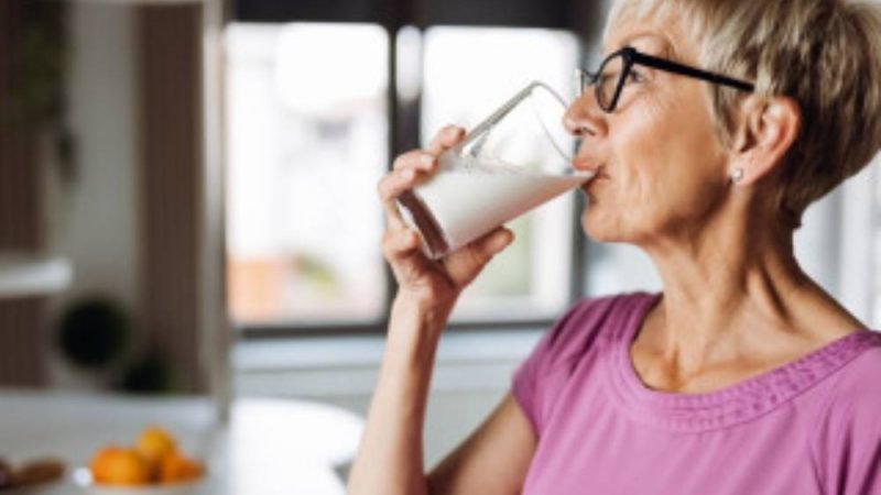 Beber leite realmente previne a osteoporose? Geriatra explica