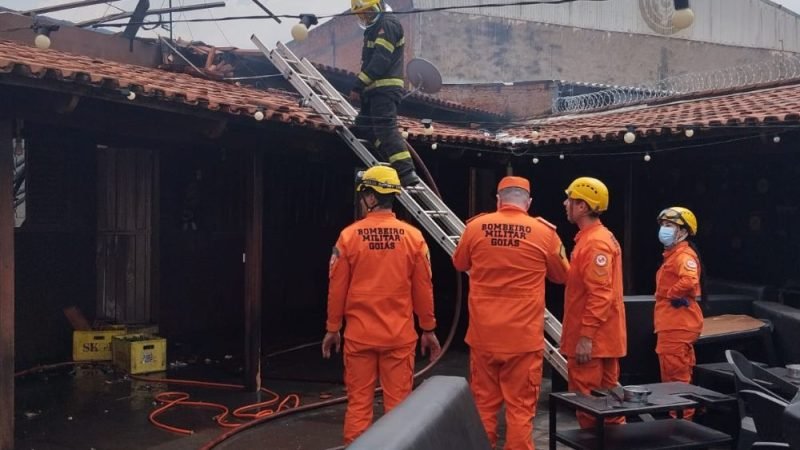 VÍDEO | Bombeiros controlam incêndio em bar lounge no setor Jardim Rio Claro, em Jataí