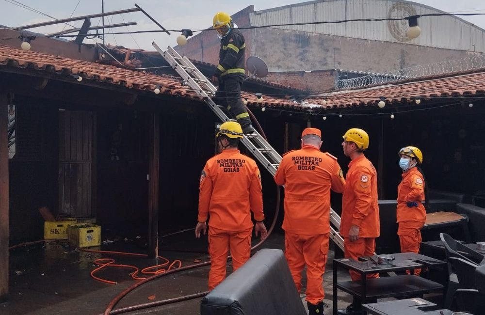 VÍDEO | Bombeiros controlam incêndio em bar lounge no setor Jardim Rio Claro, em Jataí