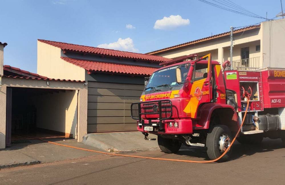 Bombeiros controlam incêndio em lanchonete anexa a residência