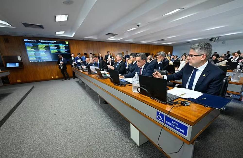CCJ aprova projeto que amplia internação de menores infratores para até 10 anos