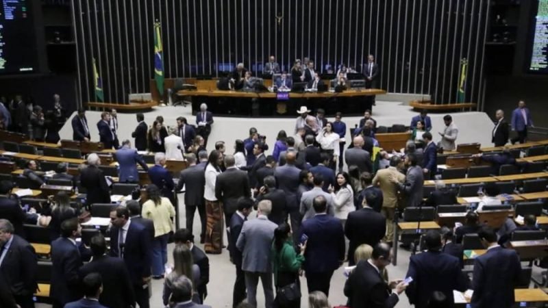 Câmara dá passo histórico e acelera projeto que cria licença menstrual para mulheres com fortes cólicas