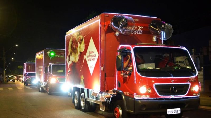 Caminhões iluminados da Coca-Cola vão cruzar Goiás em novembro; veja as 10 cidades confirmadas na Caravana de Natal 2025