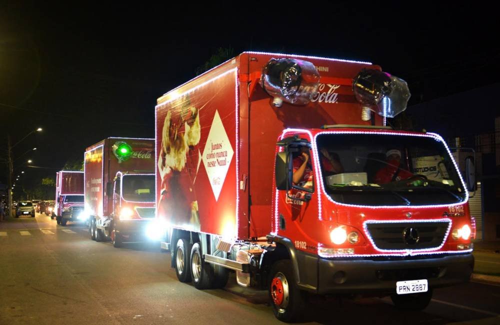 Caminhões iluminados da Coca-Cola vão cruzar Goiás em novembro; veja as 10 cidades confirmadas na Caravana de Natal 2025