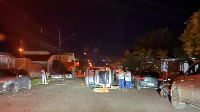 VÍDEO | Nivus capota e atinge dois carros estacionados na Rua JK, em Jataí