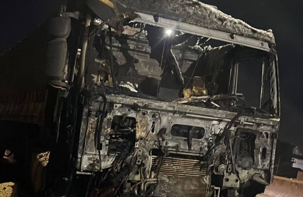 Carreta bi-trem carregada com milho pega fogo na BR-060, em Rio Verde