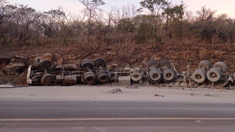 Carreta carregada de cimento tomba na BR-414