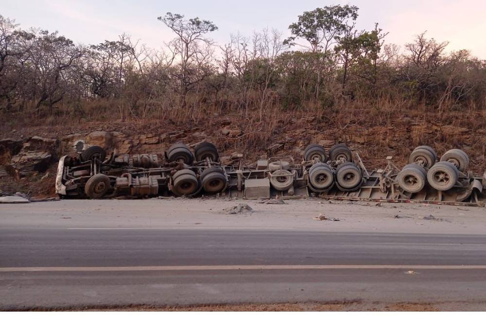 Carreta carregada de cimento tomba na BR-414