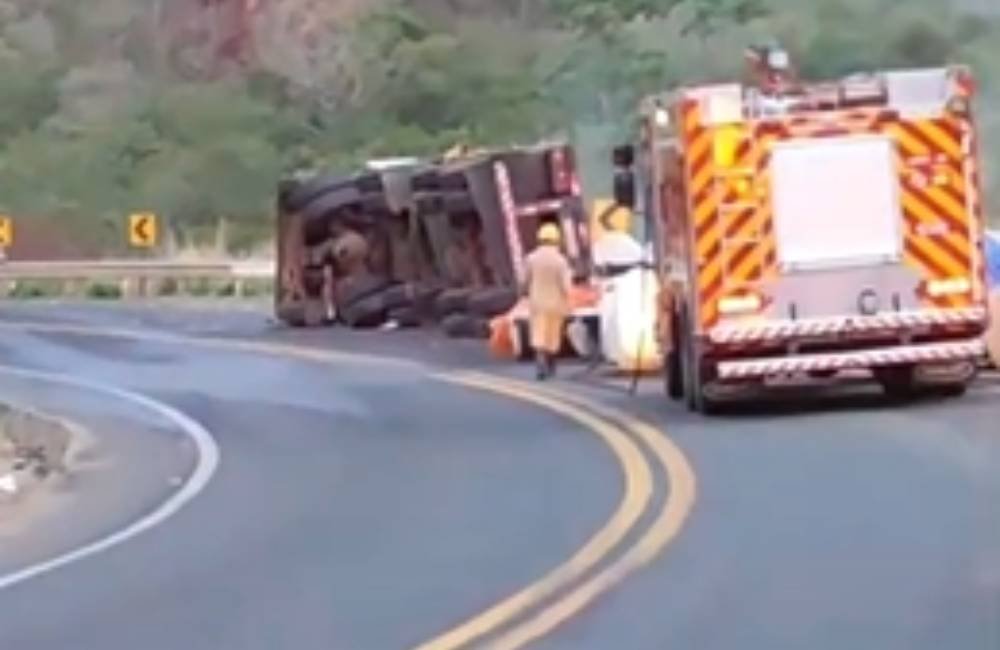 Carreta carregada tomba e incêndio mobiliza resgate na BR-158